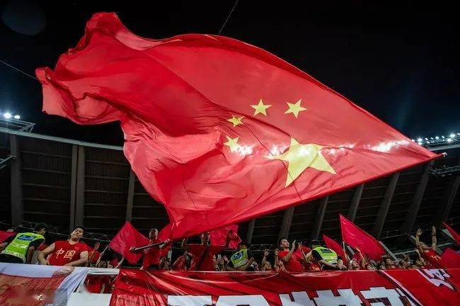 沙迦体育场在中国足协工作人员的安排下,已经布满16面五星红旗