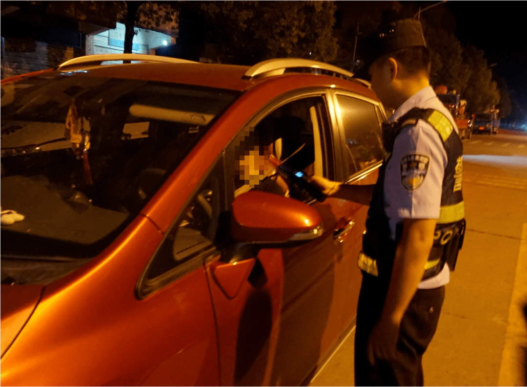 执勤民警又发现一辆无号牌正三轮载货摩托车驾驶人陈某文有酒后驾驶