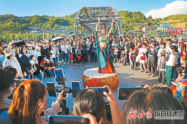 游客|欢度国庆假日 祝福祖国更好