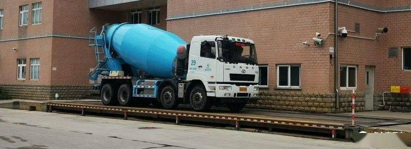 图为装载后的混凝土搅拌车通过地磅称重▲整车采用华菱底盘,搭载汉马