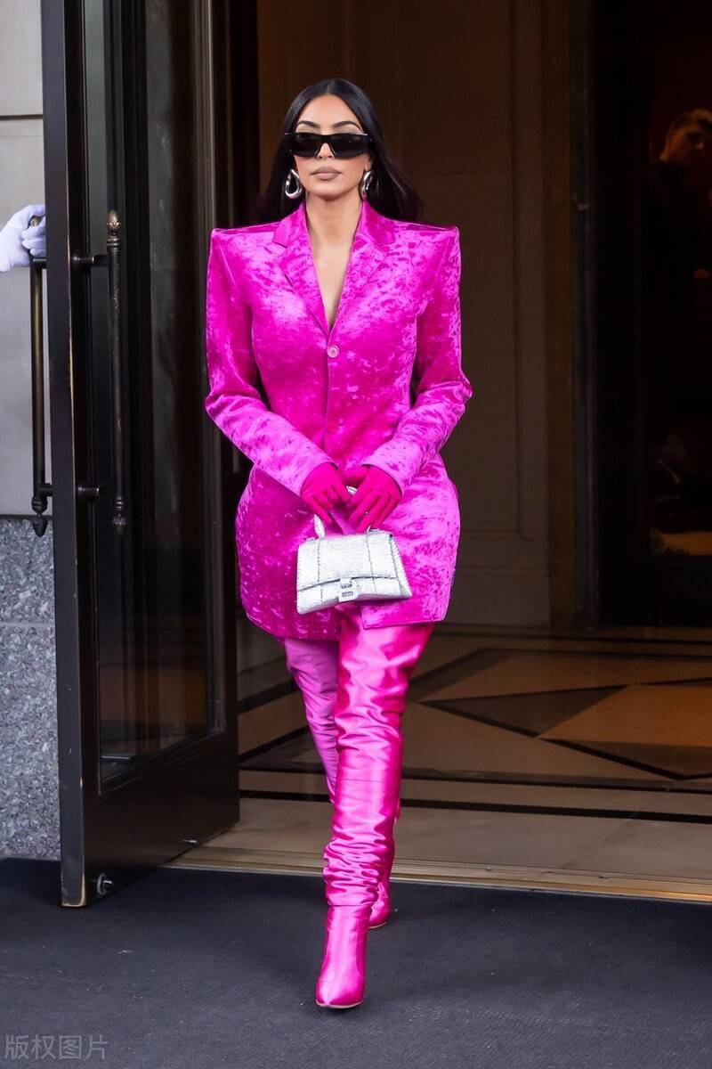 金卡戴珊穿粉色缎面西服裙配粉色长靴白色沙漏包艳丽吸睛