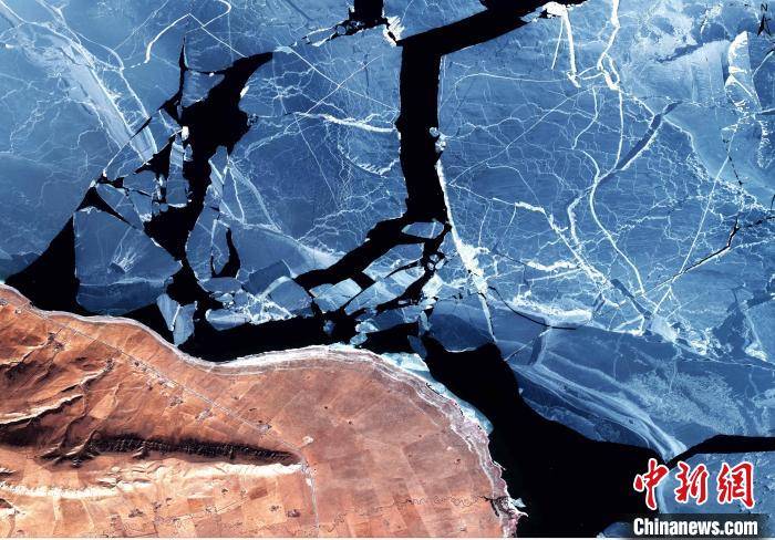 图为卫星遥感的青海湖冰封照片.(资料图) 青海省地质调查院 供图