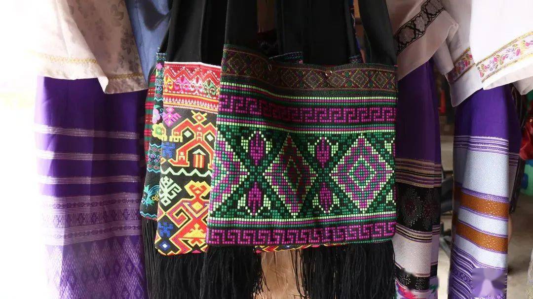 傣族人的风情挎包傣族筒帕