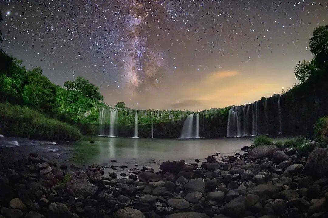 他特别喜欢拍星空,在城市里真的很少见这样的场景