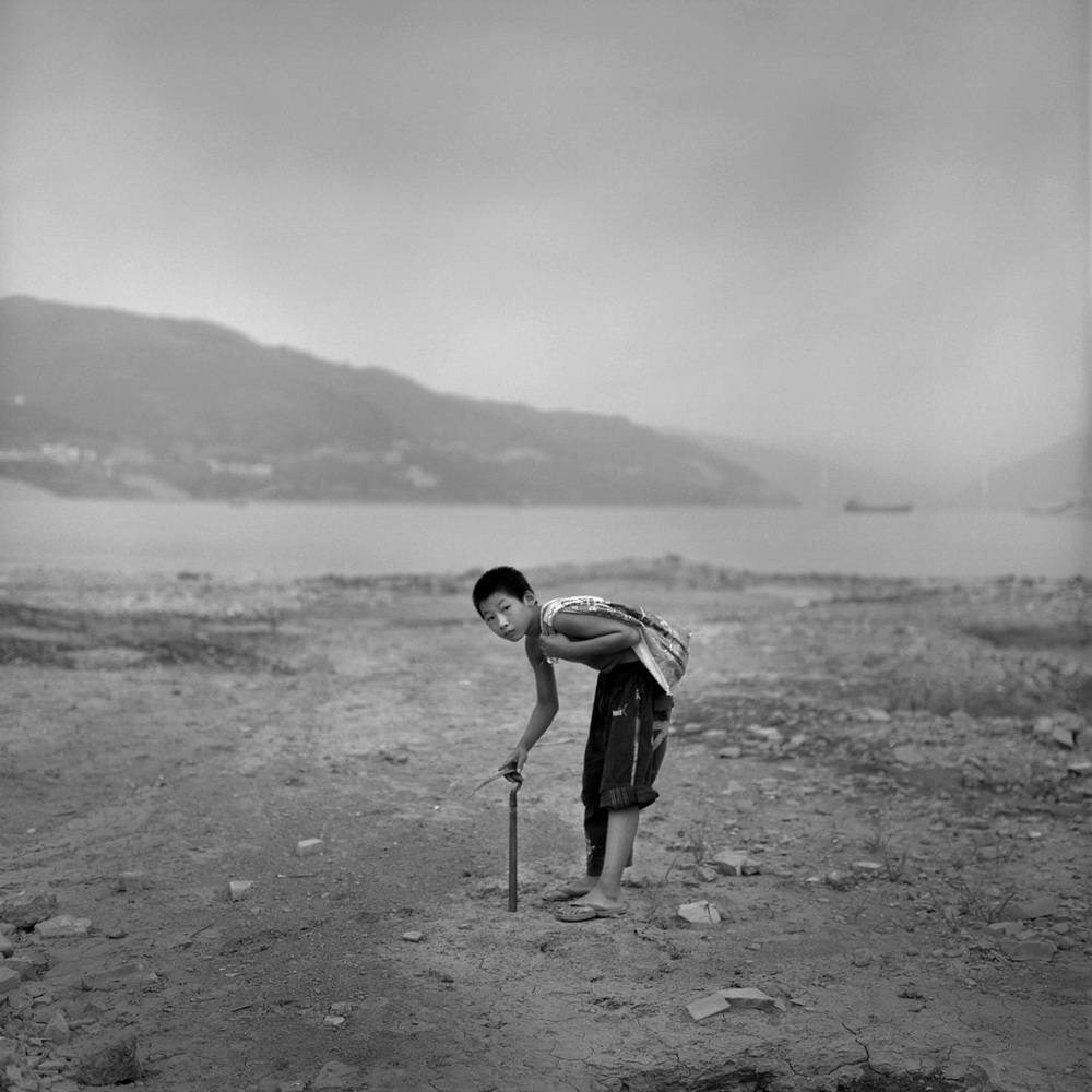 幅照片《昨天堂》：山河故人情怀落在严明身上