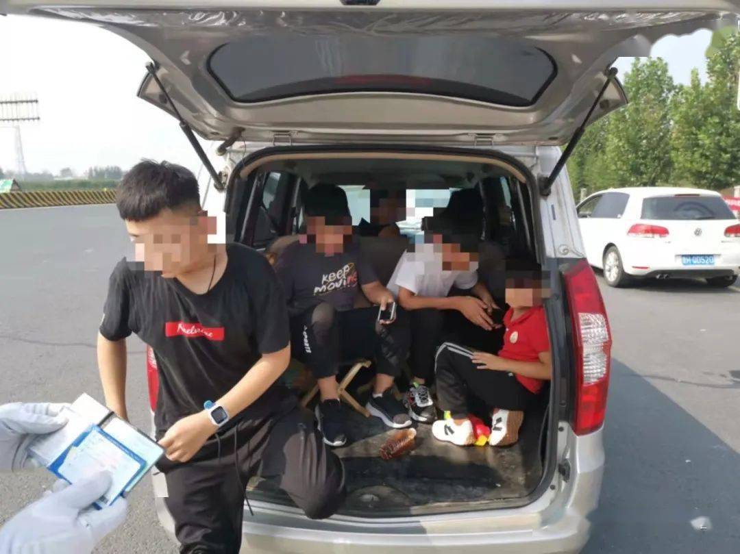 对一辆鲁q牌照的面包车例行检查,发现车内挤满了人,面包车内除了司机