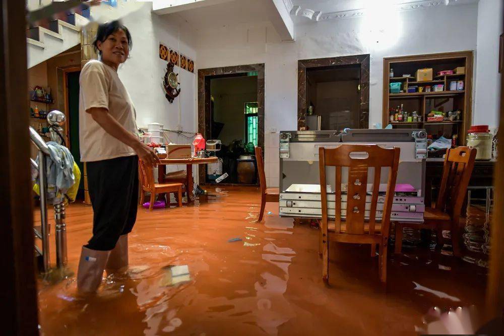 县城文明东路与礼贯路交叉区域积水十分严重,一瘫痪老人家中进水被困