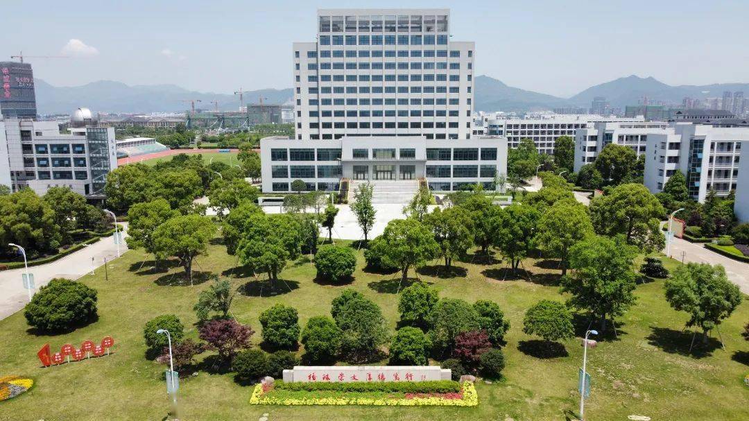 黄岩中学前身是清乾隆五十四年(1789年)春创办的萃华书院.