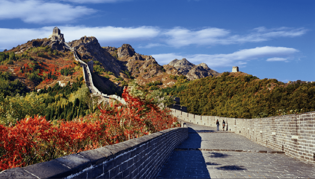 秋冬精品旅游线路包括碧海金沙之旅,秋韵长城之旅,尊享红酒之旅,欢乐