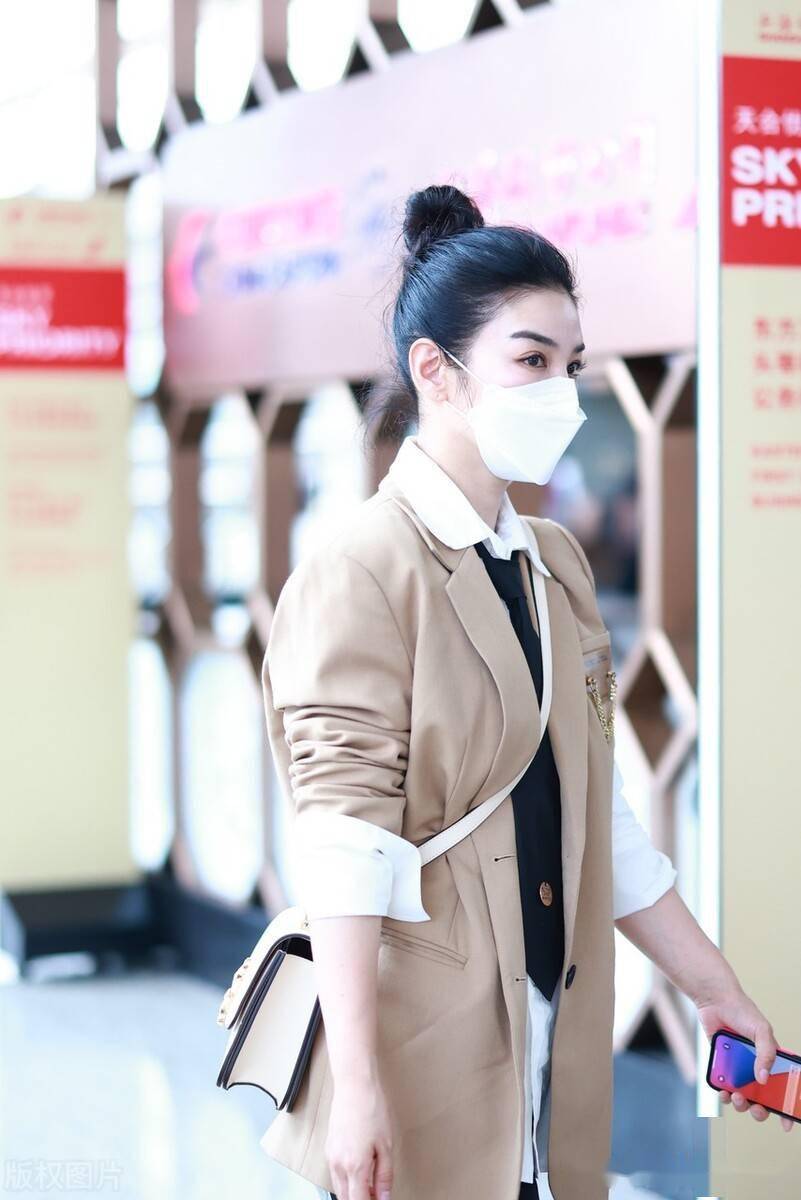 2021年10月9日,黄奕现身机场.