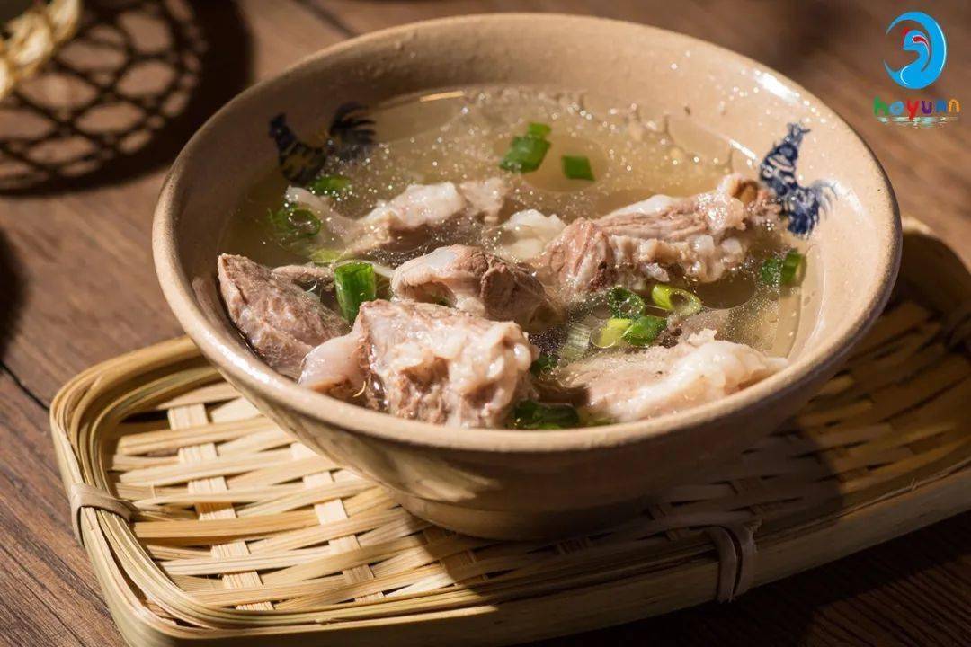 这汤是多么甜香回甘,肥而不腻,这肉是多么嫩滑爽口,喝上一口,食材是