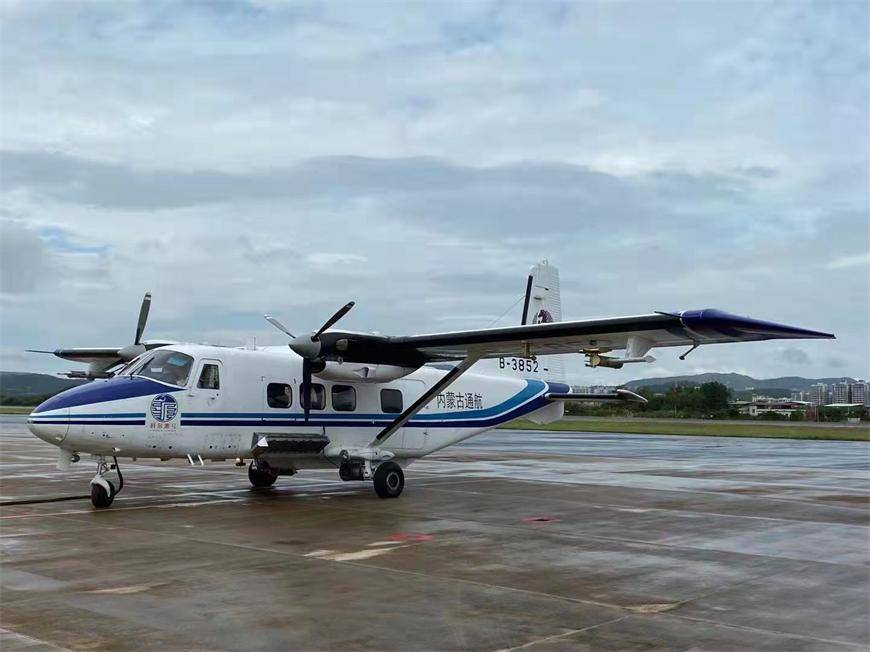 10月9日9时36分,一架待命已久的"运十二"飞机从广东梅州起飞,围绕粤东