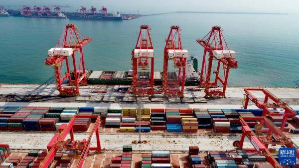 集装箱|山东日照港启用顺岸开放式全自动化集装箱码头