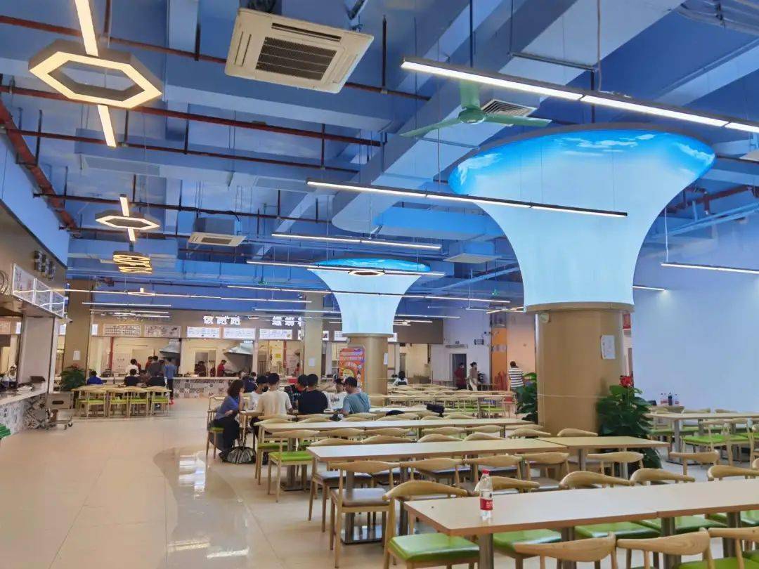 罗定这所大学的新校区火了,这饭堂也太太太高颜值了吧!_罗职院