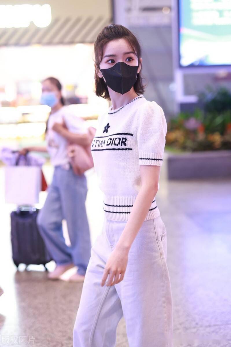 毛晓彤现身机场高腰裤搭配短上衣显得身高腿长