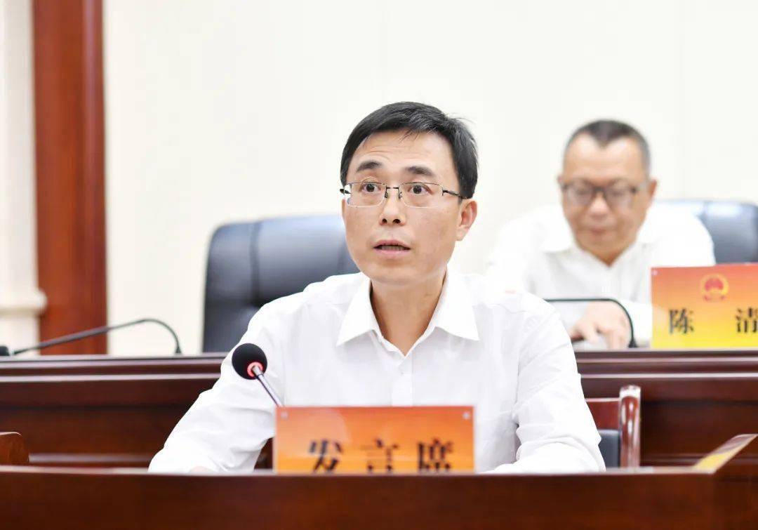 市审计局局长周逢明受市人民政府委托作《关于浏阳市