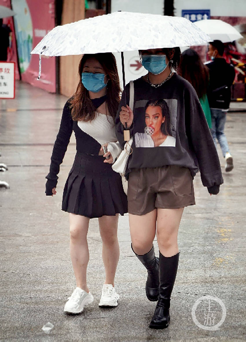 气温骤降街头市民乱穿衣