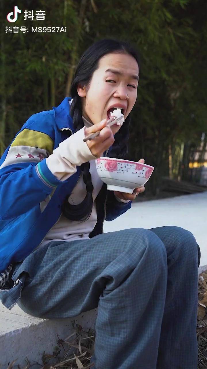 谁吃饭是拉着耳朵的吃很久童年明少兄妹吵架农村小翠花