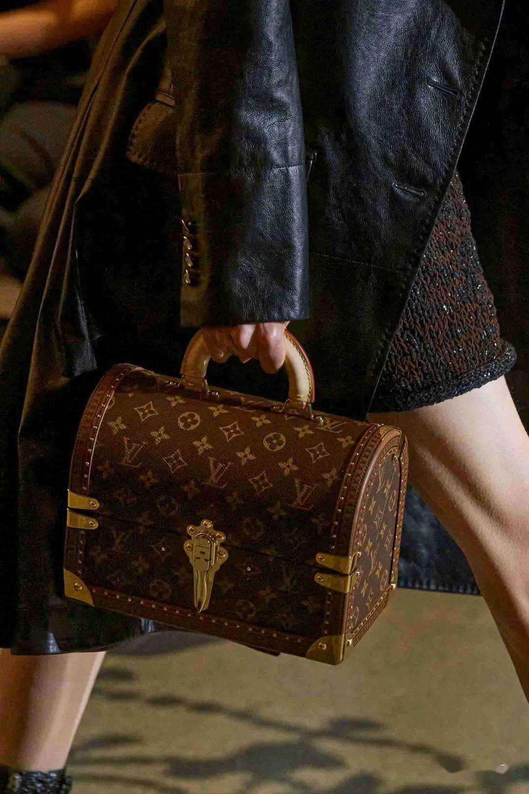 路易威登 LV先生200岁-卢浮宫LOUIS VUITTON-2022 春夏女装系列（抗议者闯入秀场）