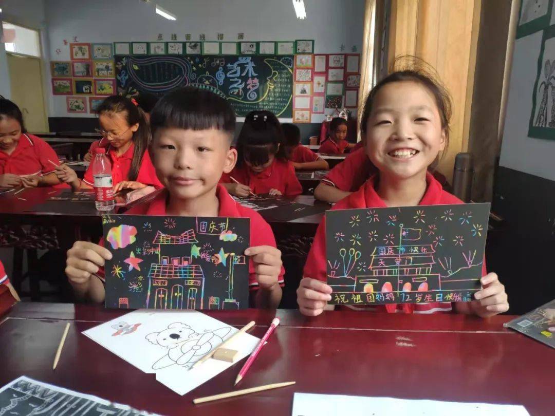 学习国防知识传承非遗文化赏模型做手绣写书法刮蜡画