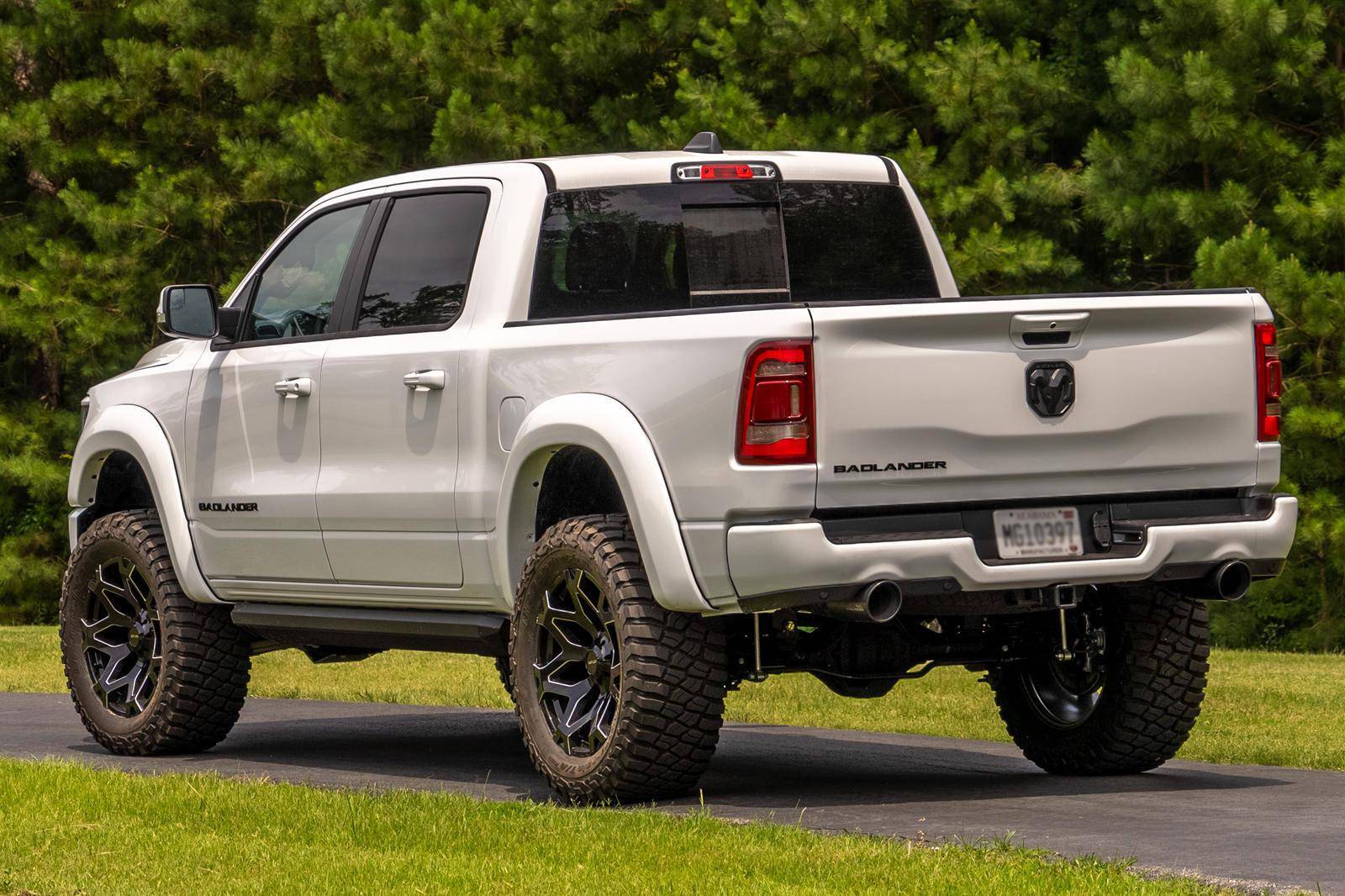 57升hemiv8ram公羊1500badlander是一款使用过类固醇的大皮卡