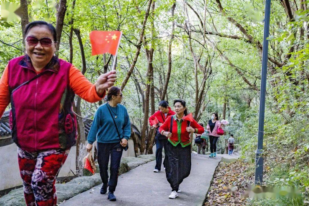 中南街道综合文化站举办"重阳登高赏秋色,年年相逢夕阳红"重阳节活动