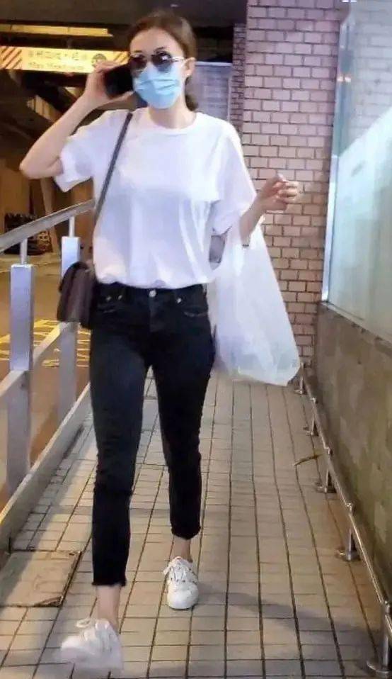 时间 熊黛林挽着老公逛商场，穿平底鞋还比老公高一头，特别真实的高！