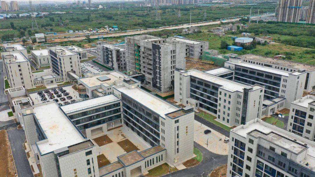 荥阳京城高中部分投用,还有7所中小学急需建设!_投入使用