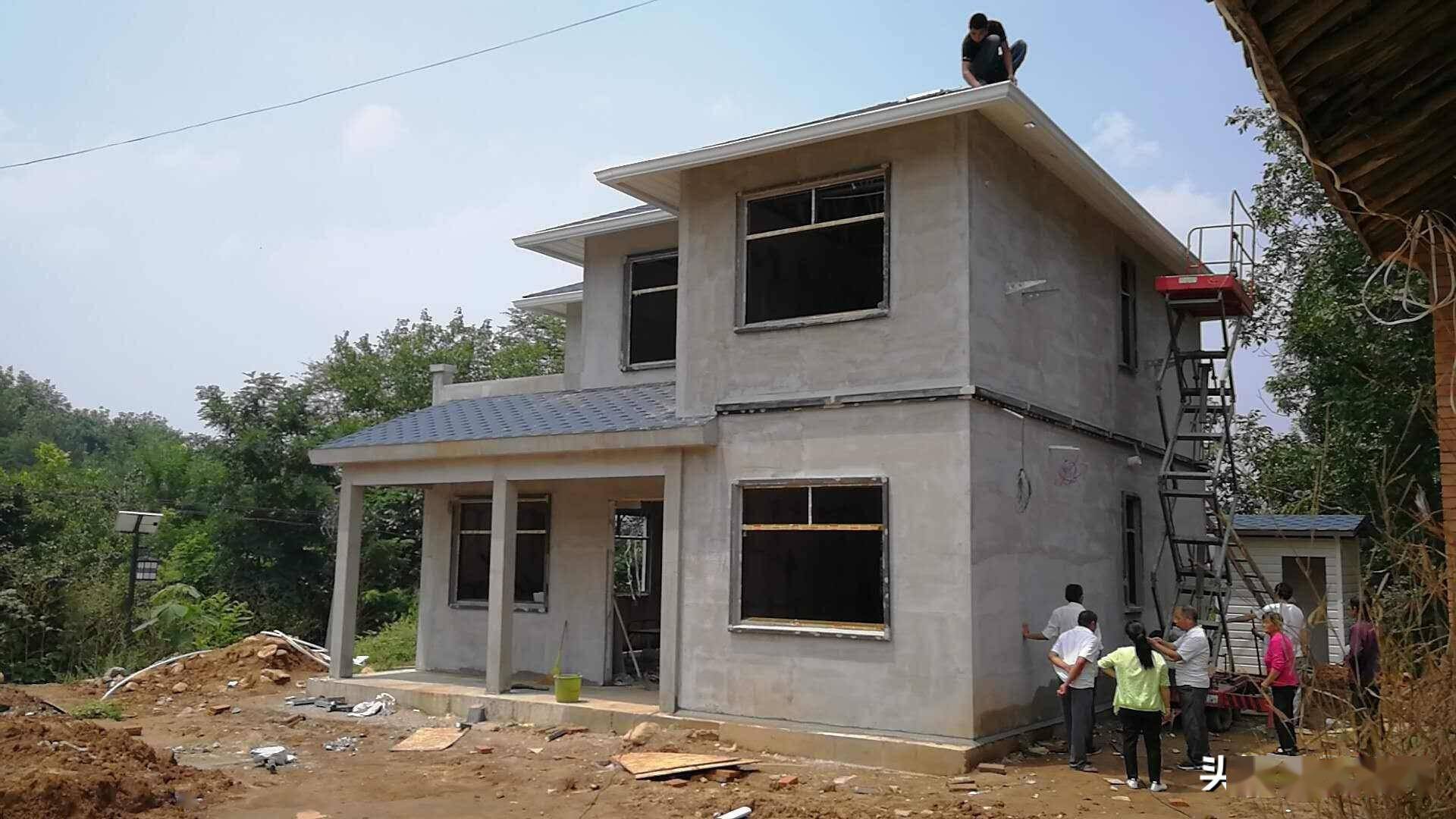 每吨约3800元,上涨至今年的每吨约6000元;水泥的价格也从每吨约430元