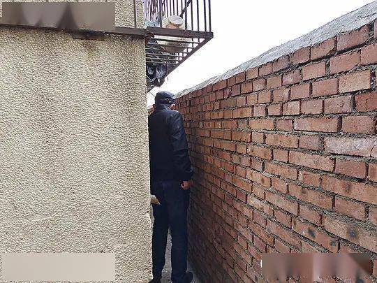 窗户外竖起一堵墙 商洛邮政局家属院业主:很堵心