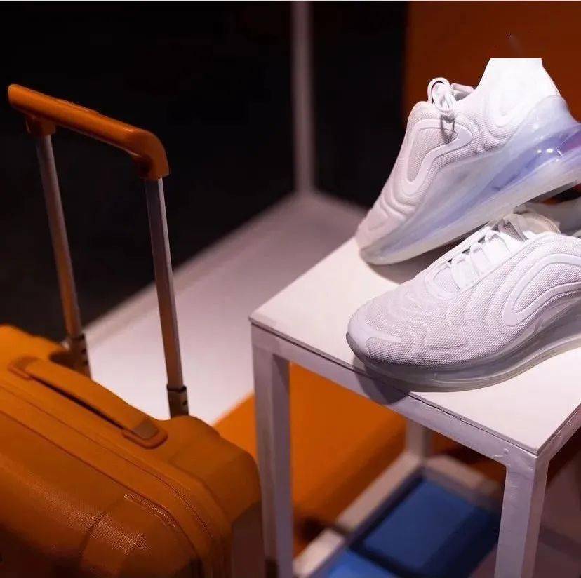 Ellen 这群空姐脱下“短裙制服”