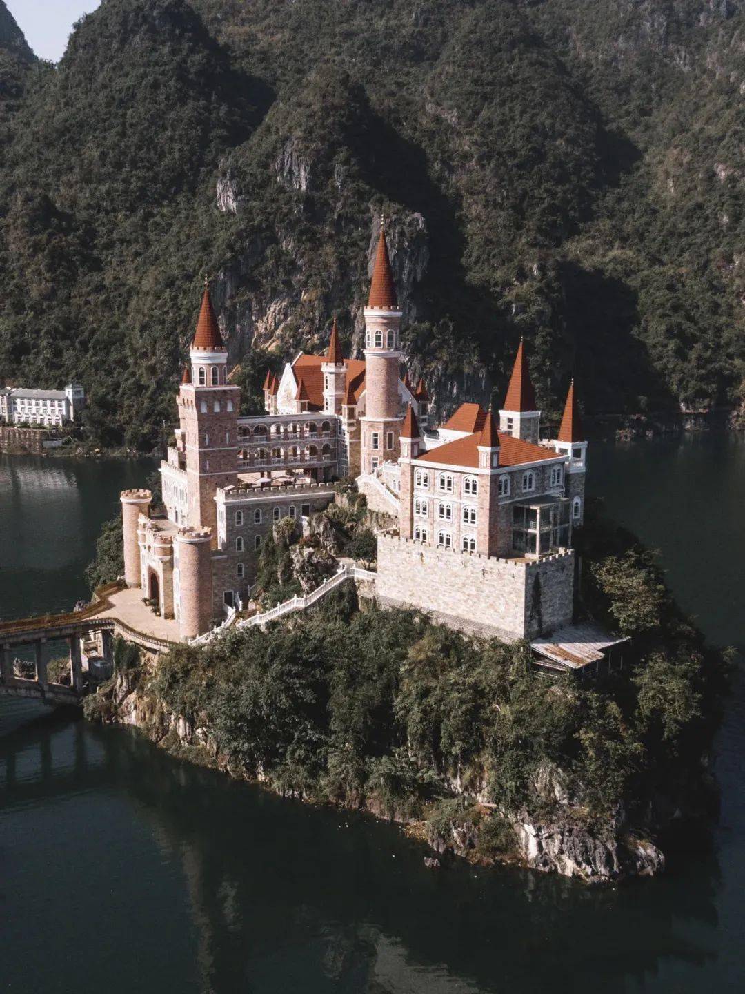 秋醉滇黔织金大峡谷妥乐银杏村万峰林吉隆堡六日深度全景