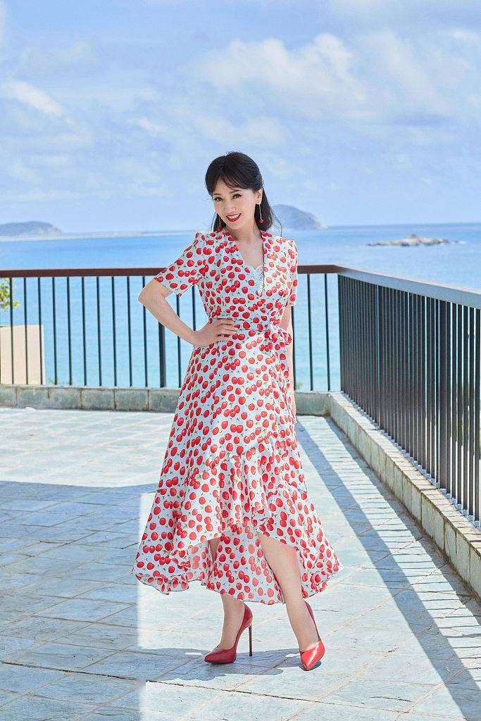 状态 赵雅芝海边度假大片释出甜美可人 穿波点红裙笑容粲然似仙女