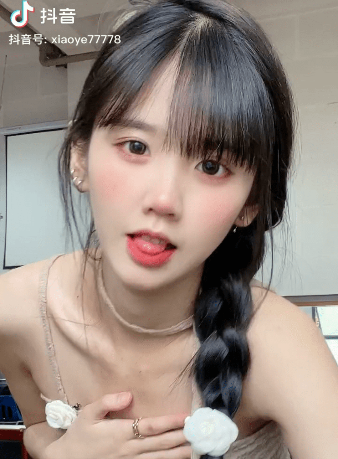 抖音一姐换人10天涨粉200万却是个爹妈不爱校友吸血沦为摇钱树的小