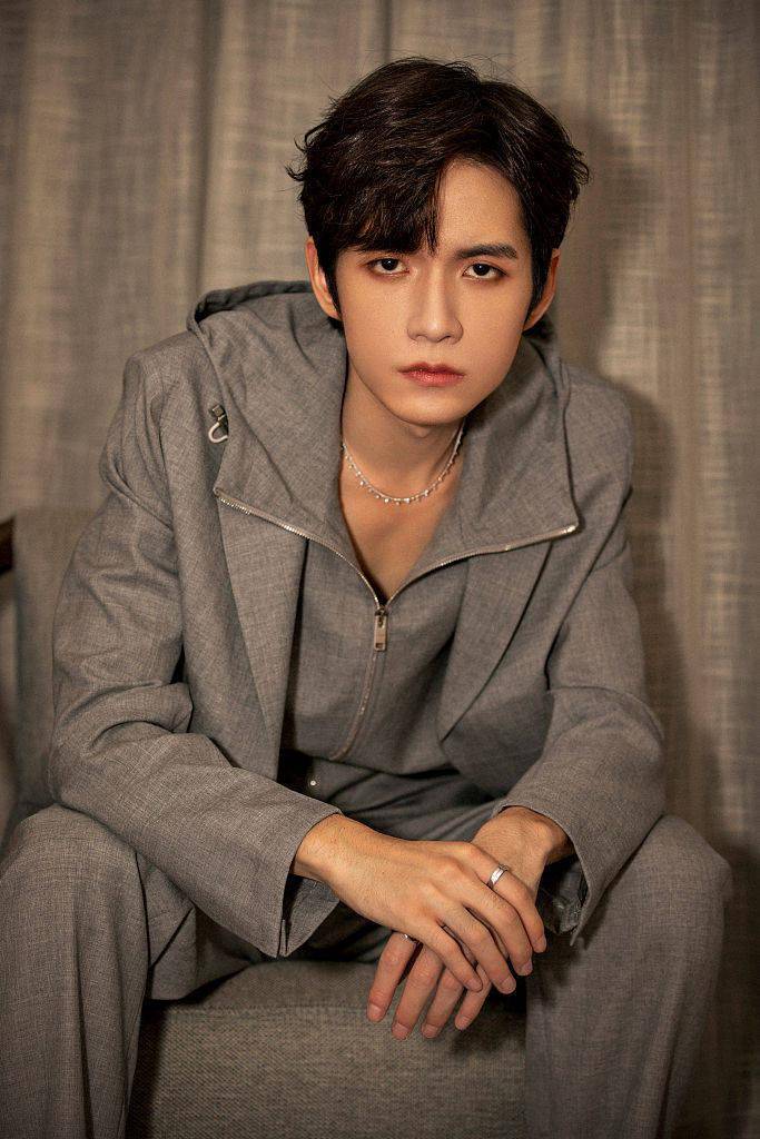 张颜齐灰色西装搭偏分露额头清爽有型 深情献唱魅力加成_造型