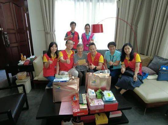 随后,谢慧仪等带队走访3个居民小组长者家庭,为他们送上慰问品,慰问金