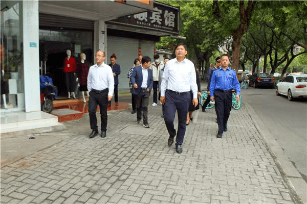鲁先贵一行沿黄山中路和环城北路实地步行,现场查看城市基础设施建设