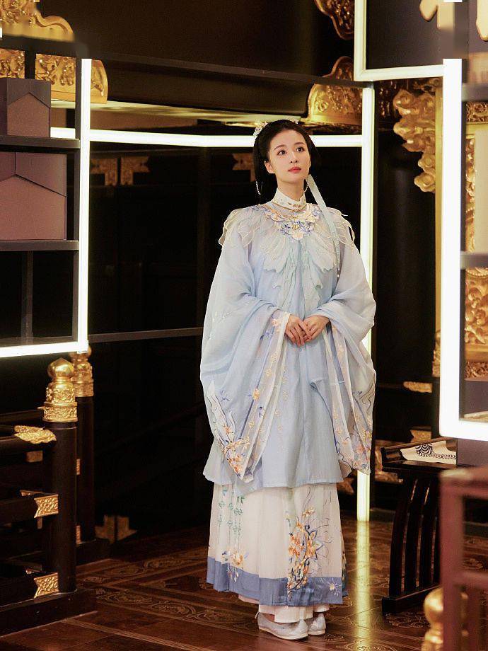 古宜今 王楚然古装出镜美若仙子 明眸皓齿气质端庄