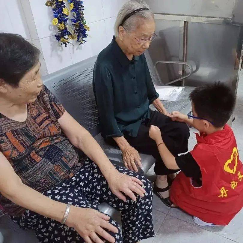 洗脚捶背送祝福!丹西萌娃陪老人一起过重阳_活动