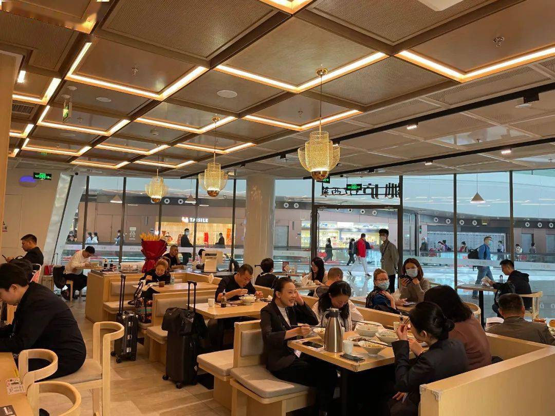 易炼红考察北京大兴国际机场赣菜主题餐厅项目