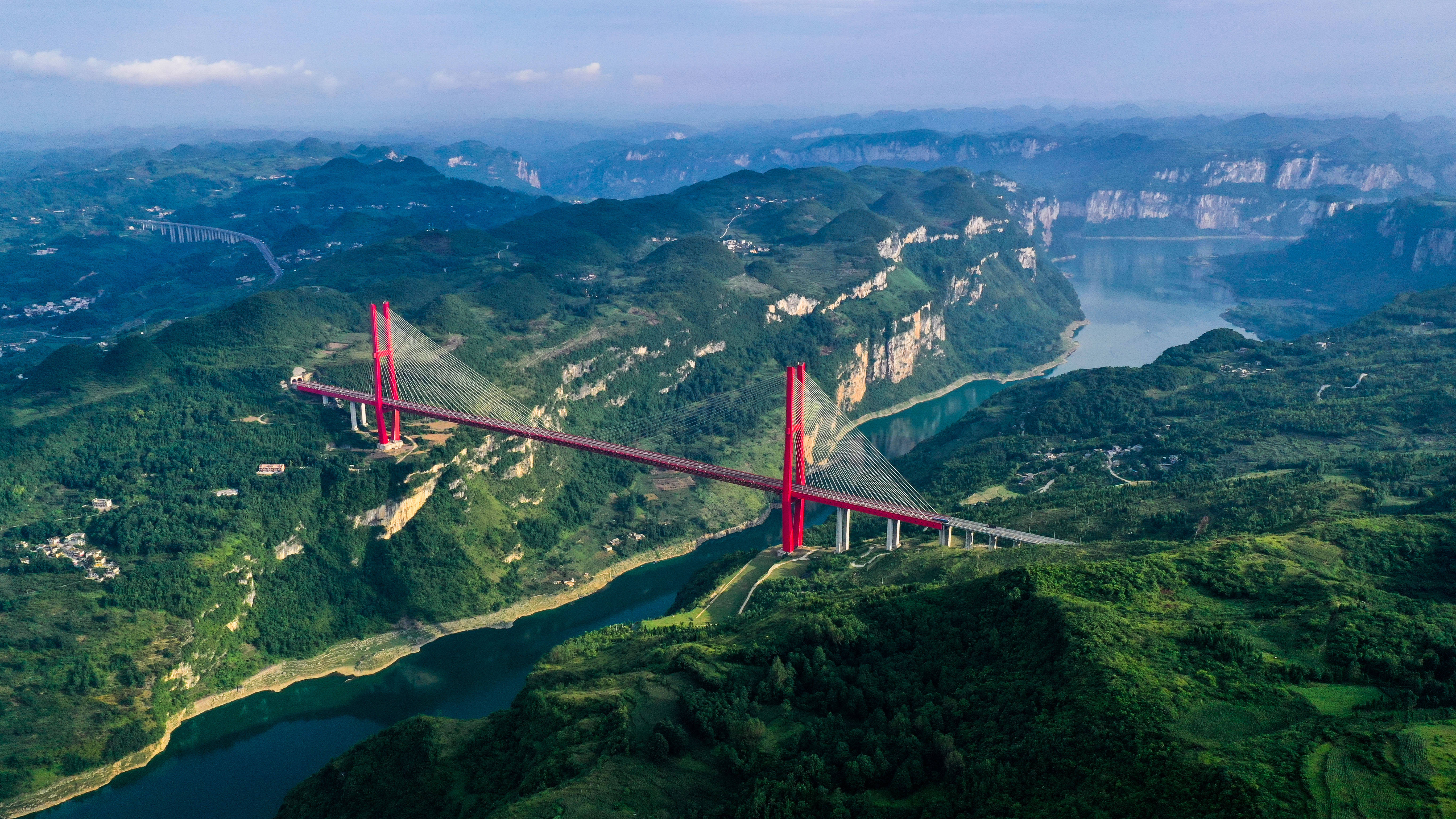 这是贵州贵阳至黔西高速公路鸭池河大桥(2021年7月23日摄,无人机照片)