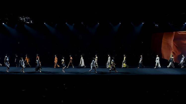 设计 一场跨越时空的艺术绽放上海时装周，TU用一场秀展示可持续发展