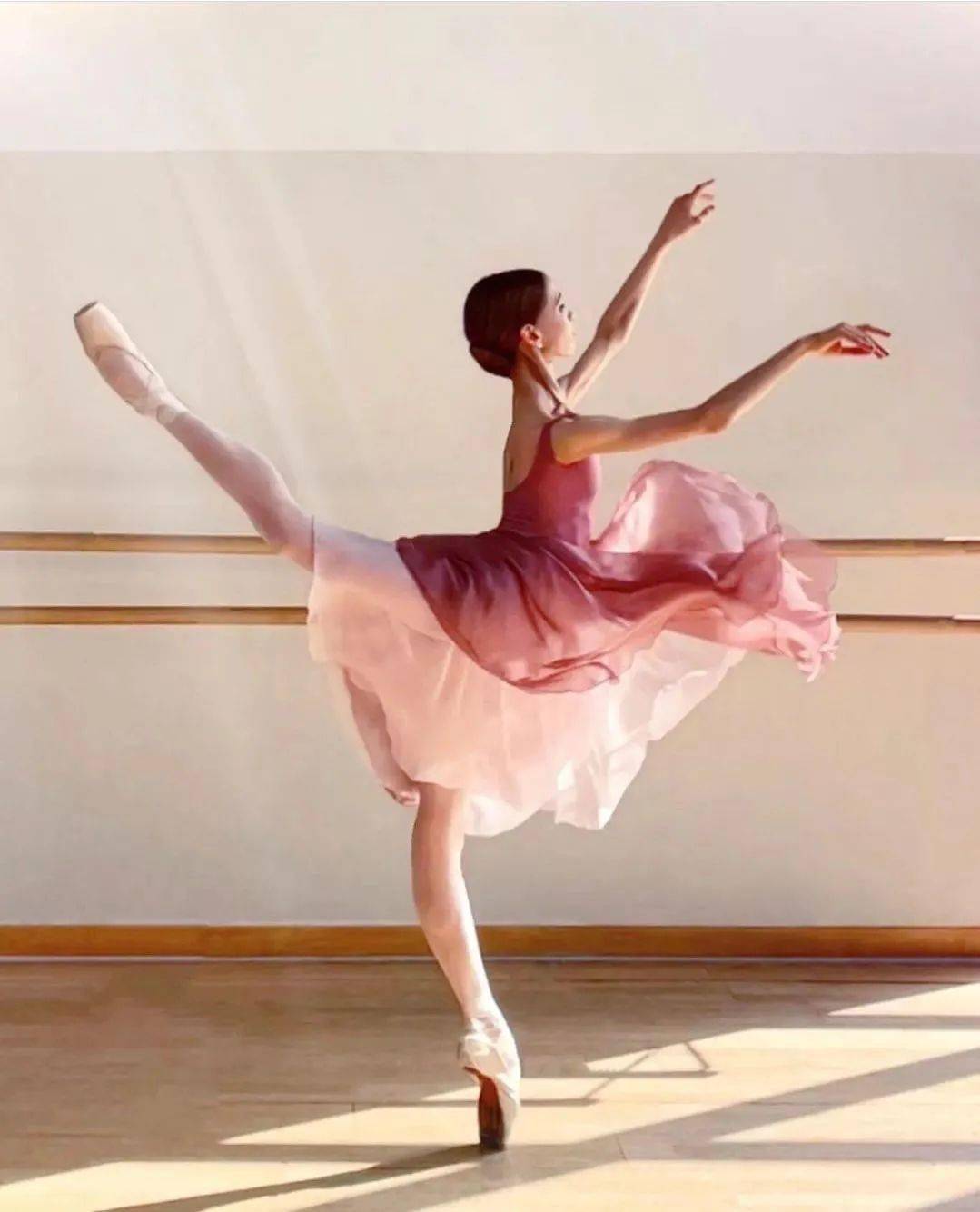 芭蕾最初是欧洲的一种群众自娱或广场表演的舞蹈,在发展进程中形成了