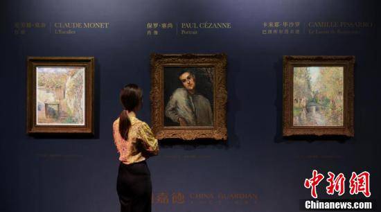 艺术|北京：观众在嘉德艺术中心欣赏画作