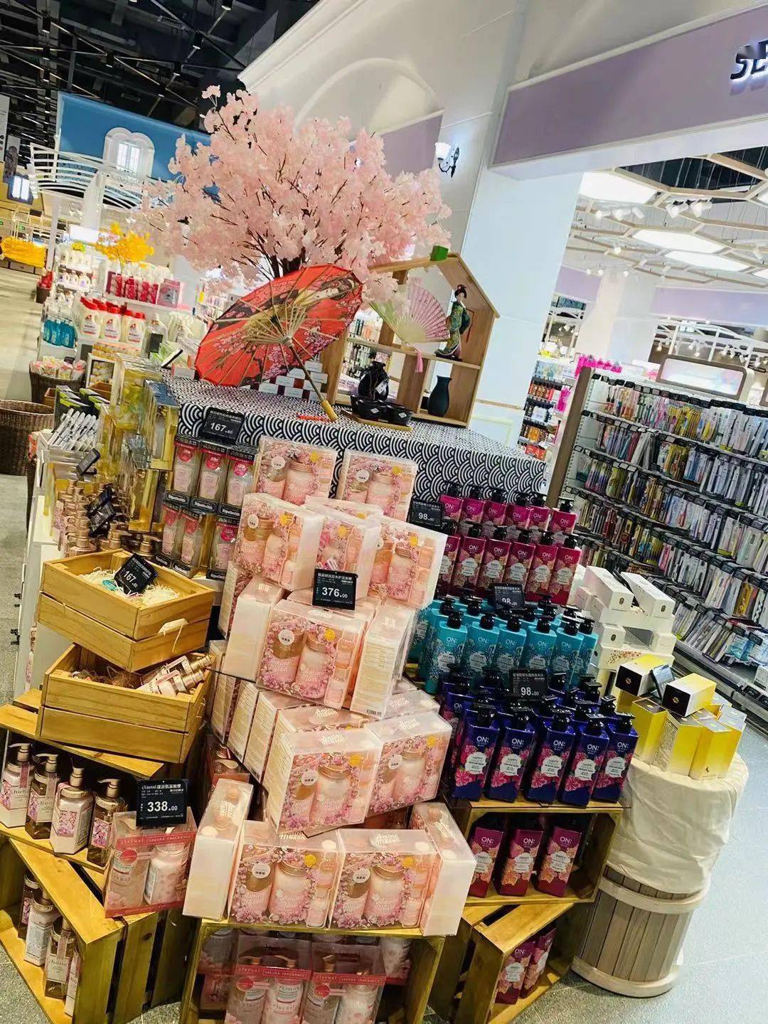 指导后陈老师亲身相授美陈理论,并对员工进行现场培训指导,进而提升