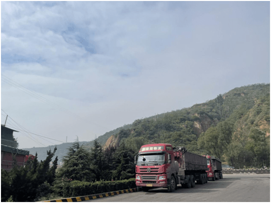 (山西临汾,运煤车忙碌地运作.时代周报记者 刘婷/摄)