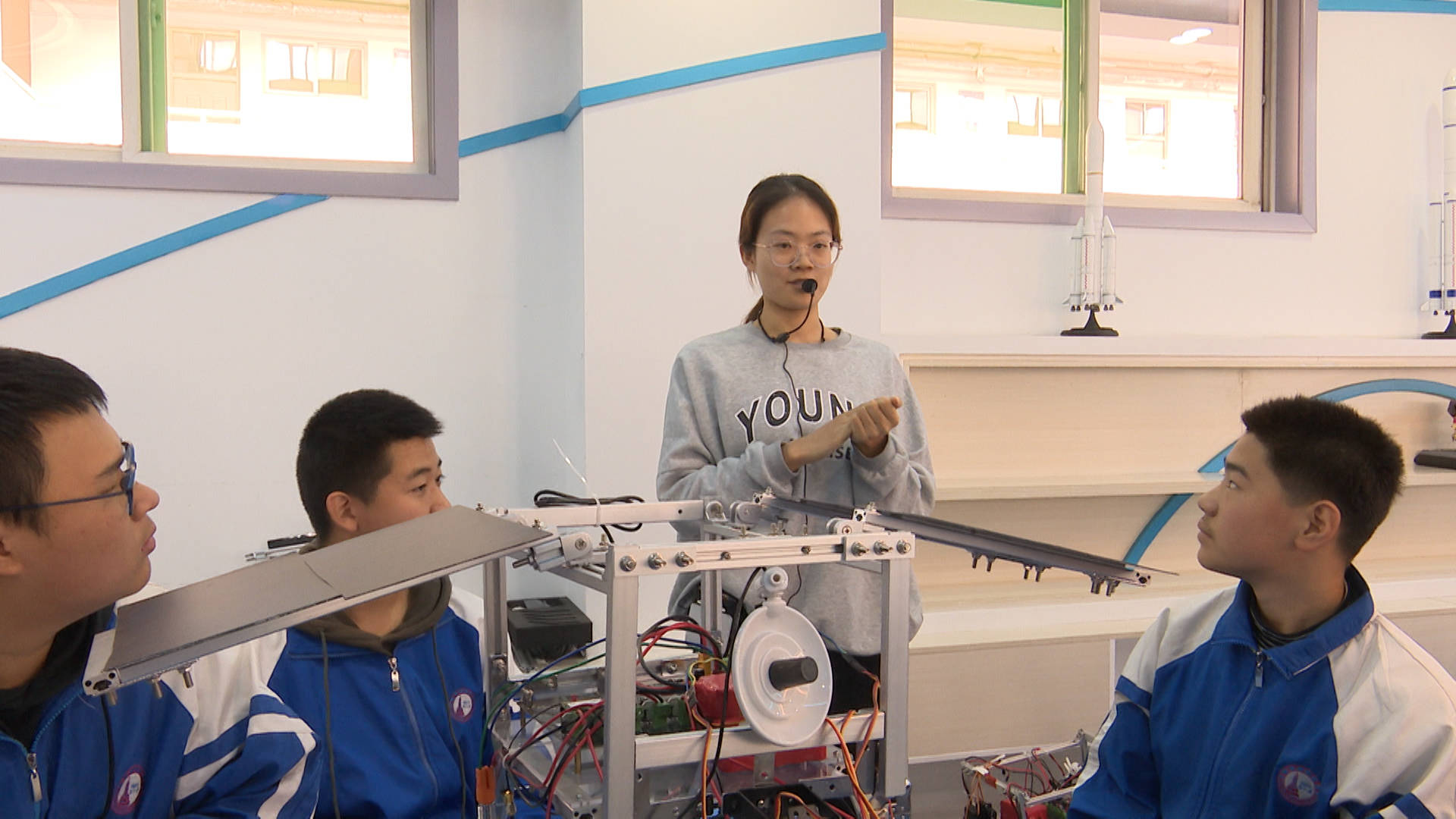 神舟十三凌晨发射,太原进山中学开设特色课堂,星空浩瀚梦想不远_航天