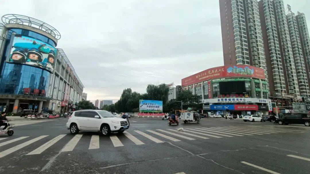 为了安全,执勤人员小心翼翼的一路搀扶,把老人护送到了马路对面的安全