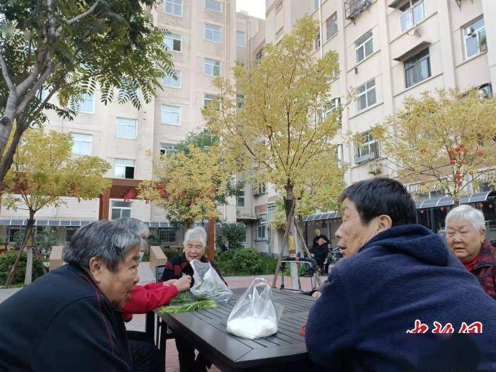 图为邯郸市复兴区邯钢路社区58号院居民在小区新修建的公园内聊天.
