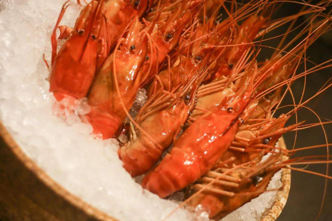 接下来上桌的  「十年花雕醉沼虾」轻松成为本次焦点.